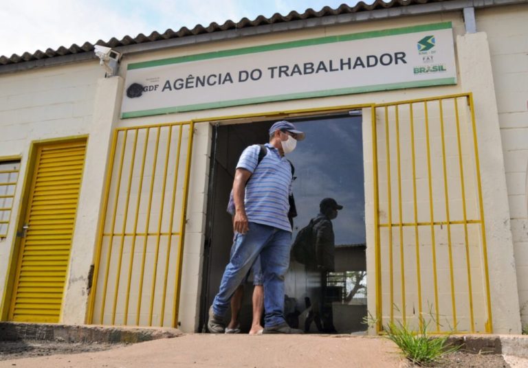 As agências do trabalhador ultrapassaram a marca de mil vagas oferecidas. Para esta terça-feira (3) são 1.119 oportunidades. Cerca de 40% delas estão concentradas na profissão de vendedor. Porém, outra área também chama a atenção pela oferta: a de bares e restaurantes.  Churrasqueiro, cozinheiro, barman, garçom, chefe de cozinha, pizzaiolo e sushiman são algumas das profissões em alta. Elas somam 76 vagas, com salários entre R$ 1.045 e R$ 1,8 mil mensais, com oportunidades para pessoas com nível de escolaridade fundamental e médio, com ou sem experiência, a depender da vaga.  “Tem surgido um grande potencial de empregabilidade, com a reabertura de todos os segmentos empresariais no DF. Temos divulgado mais de 500 vagas diariamente, podendo citar alguns segmentos com mais procura, como supermercados, farmácias, saúde, tele-entrega e construção civil. Estamos em um panorama de crescimento. E o segundo semestre, normalmente, tem mais contratações porque as empresas se preparam para as festividades de fim de ano”, comenta o secretário do Trabalho, Thales Mendes.