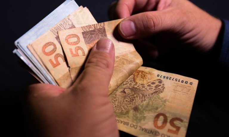 Famílias brasileiras estão se endividando menos, confira