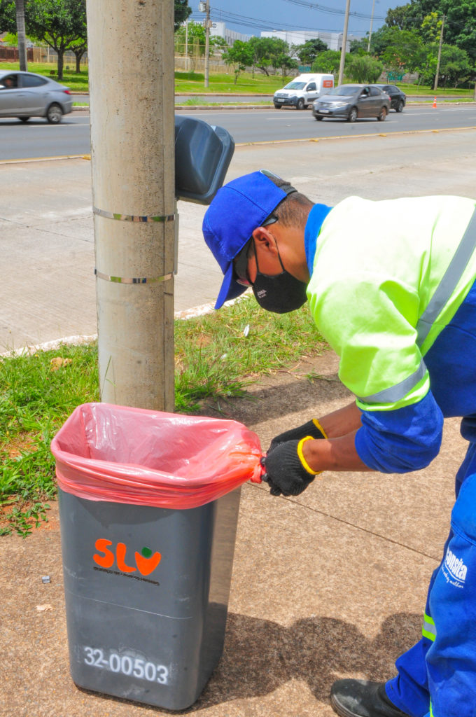 GDF instala mais de 1.100 novas lixeiras Primeira fase da ação prevê a colocação de 5.650 papeleiras, com um investimento de R$ 2,5 milhões. No total, serão 21 mil unidades em todo o DF