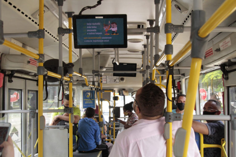 Combate à violência sexual dentro de ônibus Campanha quer conscientizar passageiras sobre como identificar esse tipo de crime e também como pedir ajuda