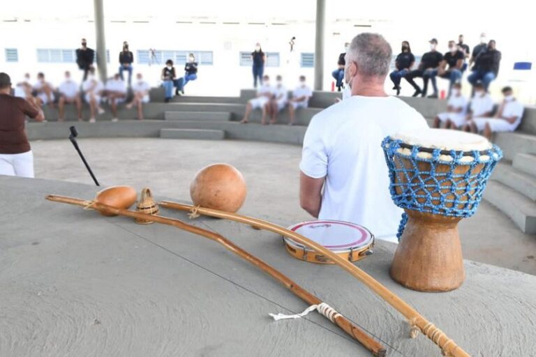 Artistas voluntários levam música e dança para socioeducandos