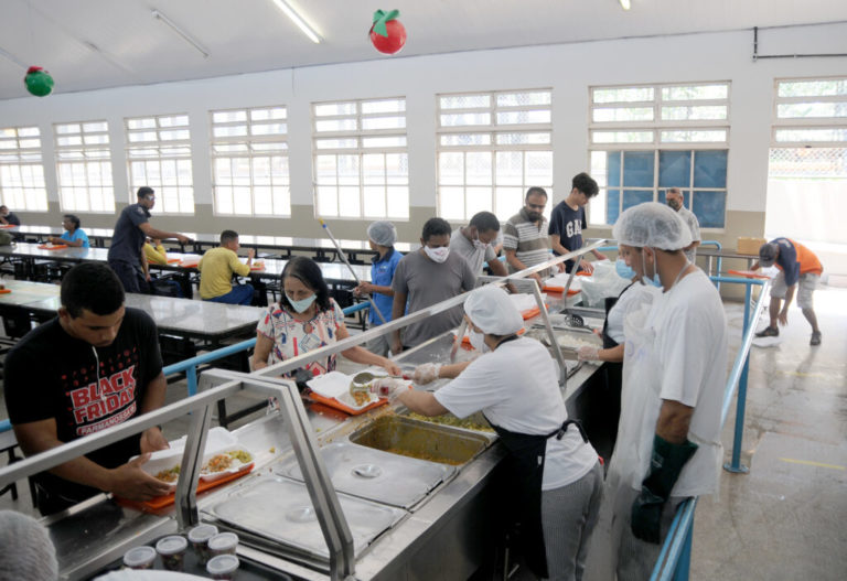 Café da manhã e almoço por menos de R$ 2