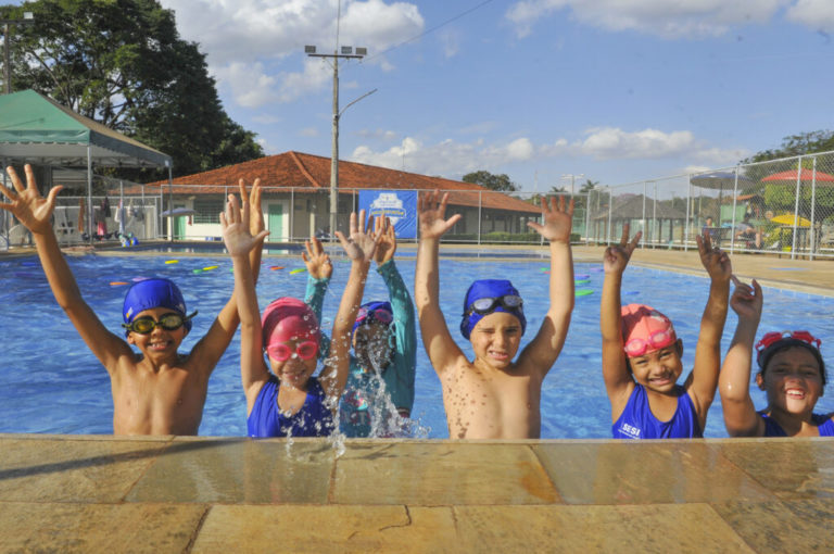 Em Sobradinho, aulas gratuitas de natação para quase 1,5 mil alunos