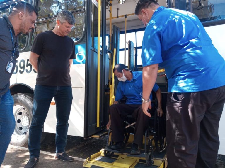 Motoristas aprendem a se colocar no lugar de passageiros e ciclistas