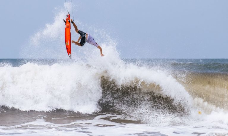 Surfe: quatro brasileiros avançam direto para 3ª fase em El Salvador