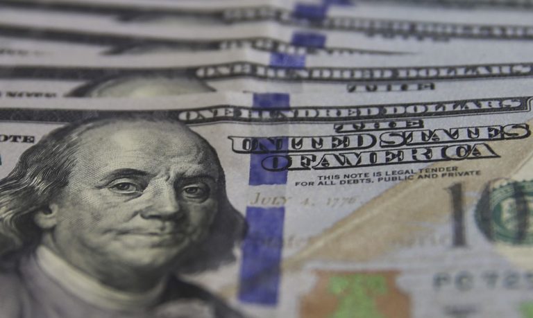 Dólar tem maior queda diária em 16 meses e fecha em R$ 5,37