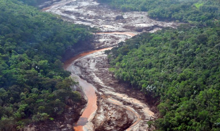 Sem acordo, MG e ES oficializam fim de negociação sobre Mariana