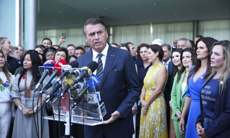 Bolsonaro recebe apoio de deputados reeleitos no Palácio da Alvorada