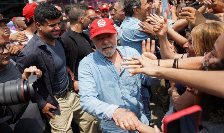 Lula faz caminhada com apoiadores em São Bernardo do Campo