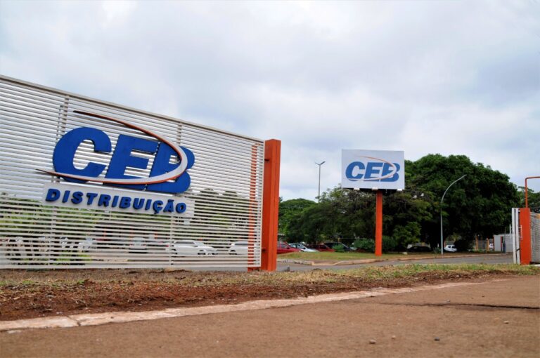 De viaduto a asfaltamento, lucro da venda da CEB retorna em investimentos