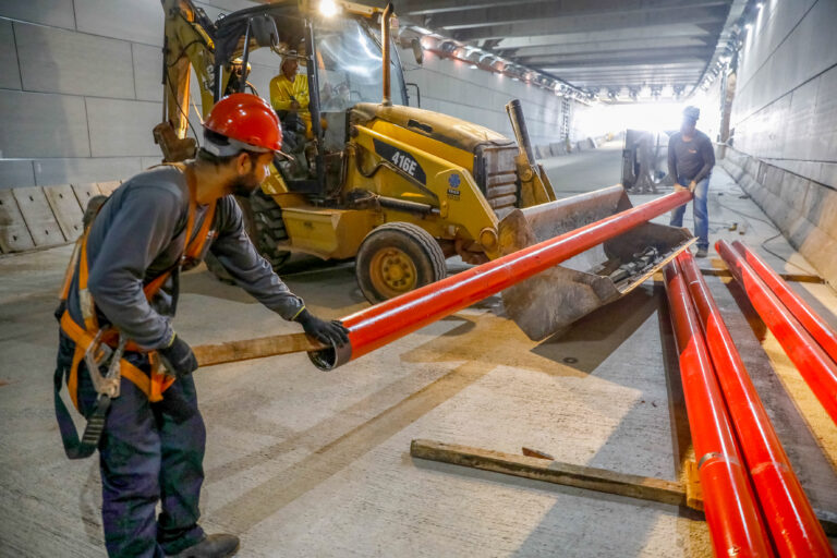 Tubulação usada no combate a incêndios é instalada no Túnel de Taguatinga