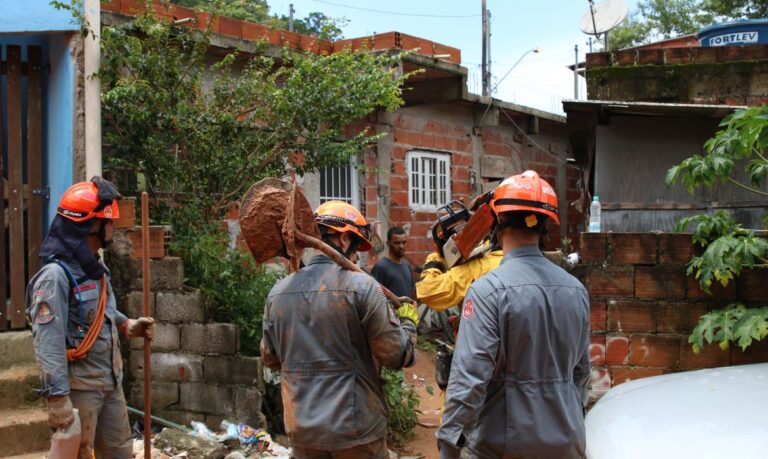 Bombeiros suspendem as buscas em São Sebastião por causa das chuvas