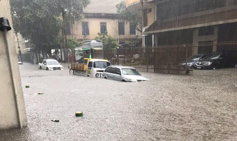 Temporal provoca fechamento da Avenida Niemeyer, na zona sul do Rio