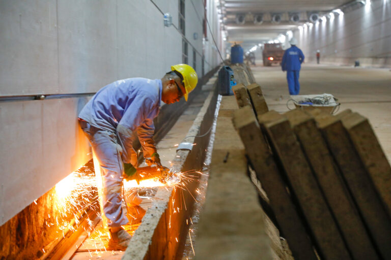 Placas de concreto são instaladas nas canaletas do Túnel de Taguatinga