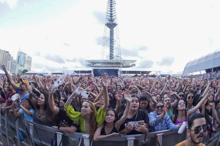 Brasilienses lotam Praça da Torre de TV na festa dos 63 anos da cidade