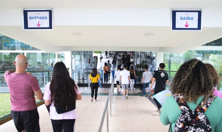 Reajustes das mensalidades deixam estudantes sem opção