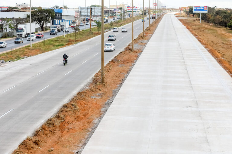 Primeira fase da pavimentação da via Estrutural alcança trecho de 9,6 km