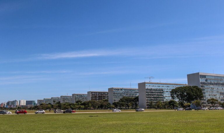 Ministério da Gestão prevê dispensa do registro de ponto de servidores