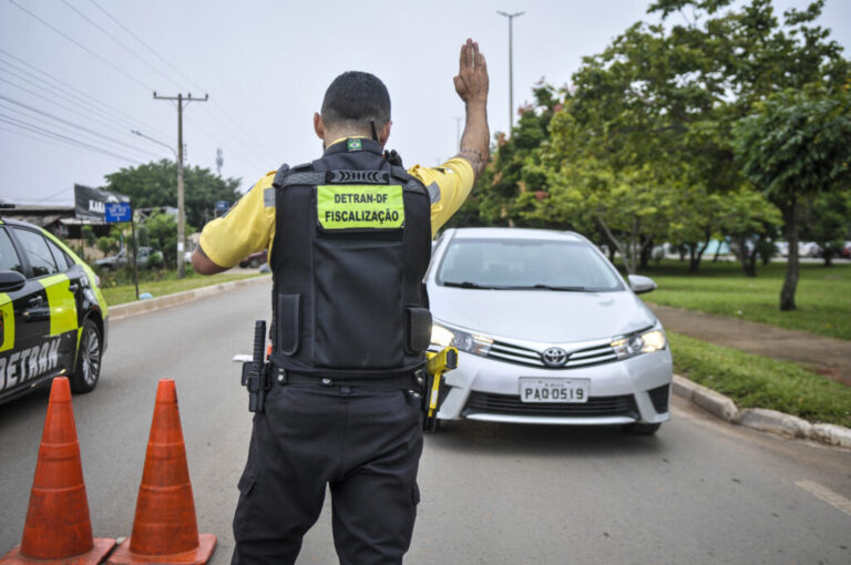 Com 67% dos veículos sem licenciamento, GDF alerta para regularização