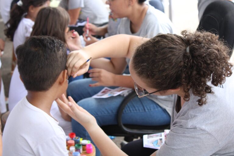 Crianças fazem visita especial de Natal aos pais no sistema penitenciário