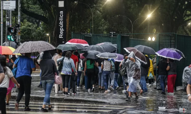 Pessoa morre após ser atingida por fio energizado durante chuva em SP