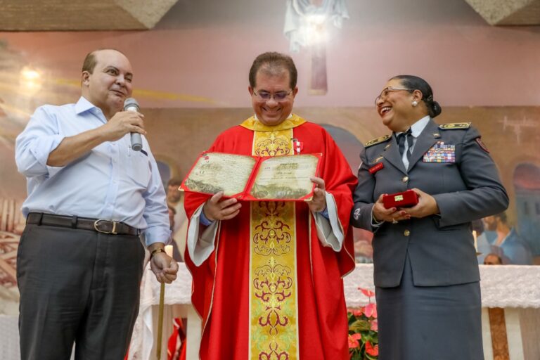 Governador concede medalha Imperador Dom Pedro II ao Frei Rogério