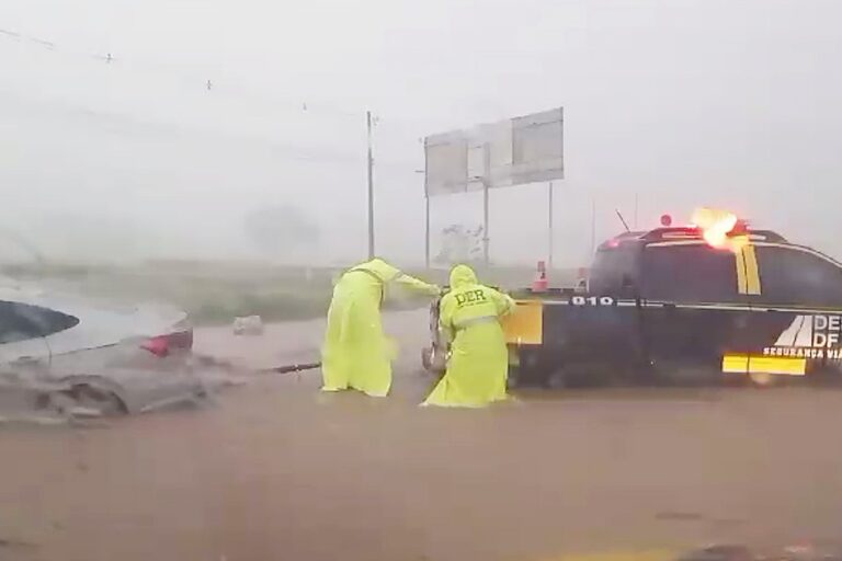 Agentes de trânsito realizam resgate de duas pessoas durante temporal