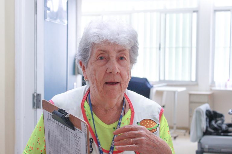 Um exemplo de dedicação e amor como voluntária no Hospital de Base